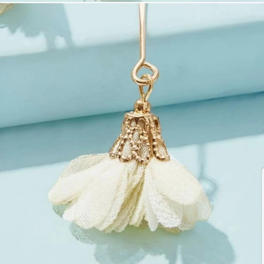 *Hillary** Snowbell Flower Earrings - Picture 3 of 3